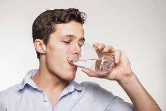 instrukcja pić kapsułki szklanką wody